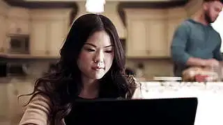 亚洲少女 Lulu Chu 听到熟女 Slimthick Vic 和她的室友 Seth 发生性关系