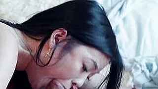 娇小的亚洲少女 Lulu Chu 奖励她那拥有巨根的男友的勇气