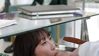 亚洲少女屈服于男人的变态意志，愿意做他想做的任何事。