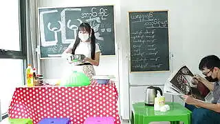 Asyalı Kız Dükkanında Sert Bir Şekilde Seks Yapıyor